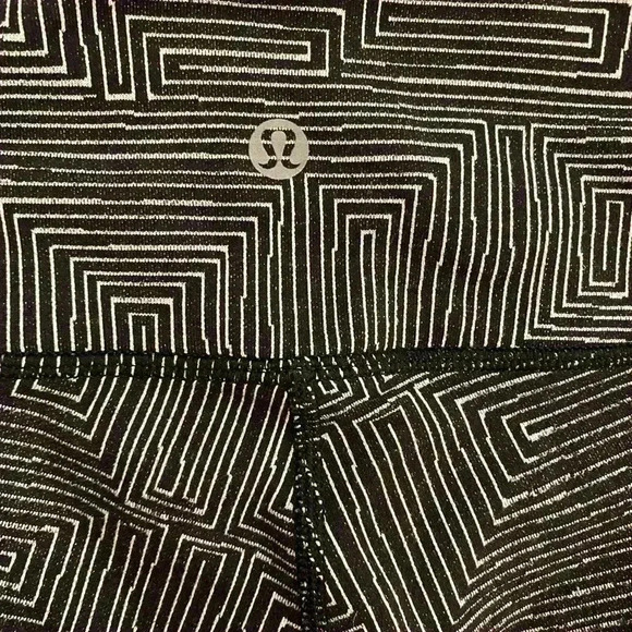 Lululemon Womens Thicker Crop leggings abstract maze print black white 6 - Picture 6 of 11
